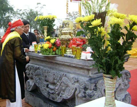 Hàng nghìn người dự lễ hoàn táng vua Lê Dụ Tông